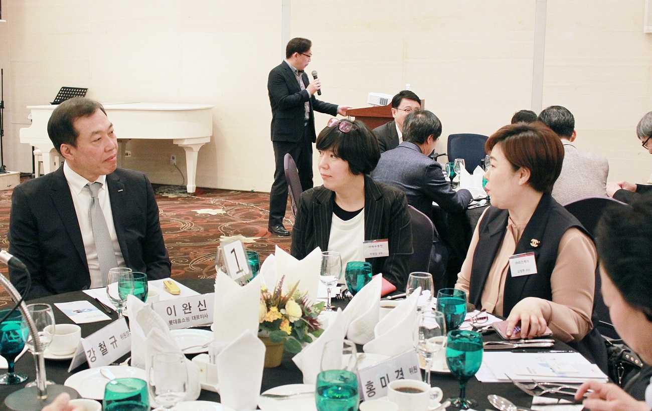 지난달 22일 서울 여의도 중소기업중앙회에서 진행된 ‘롯데홈쇼핑 파트너사와 경영투명성위원회 상생 간담회’에서 이완신 롯데홈쇼핑 대표이사(좌측 첫 번째)와 파트너사 관계자들이 대화를 나누고 있다. 롯데홈쇼핑 제공