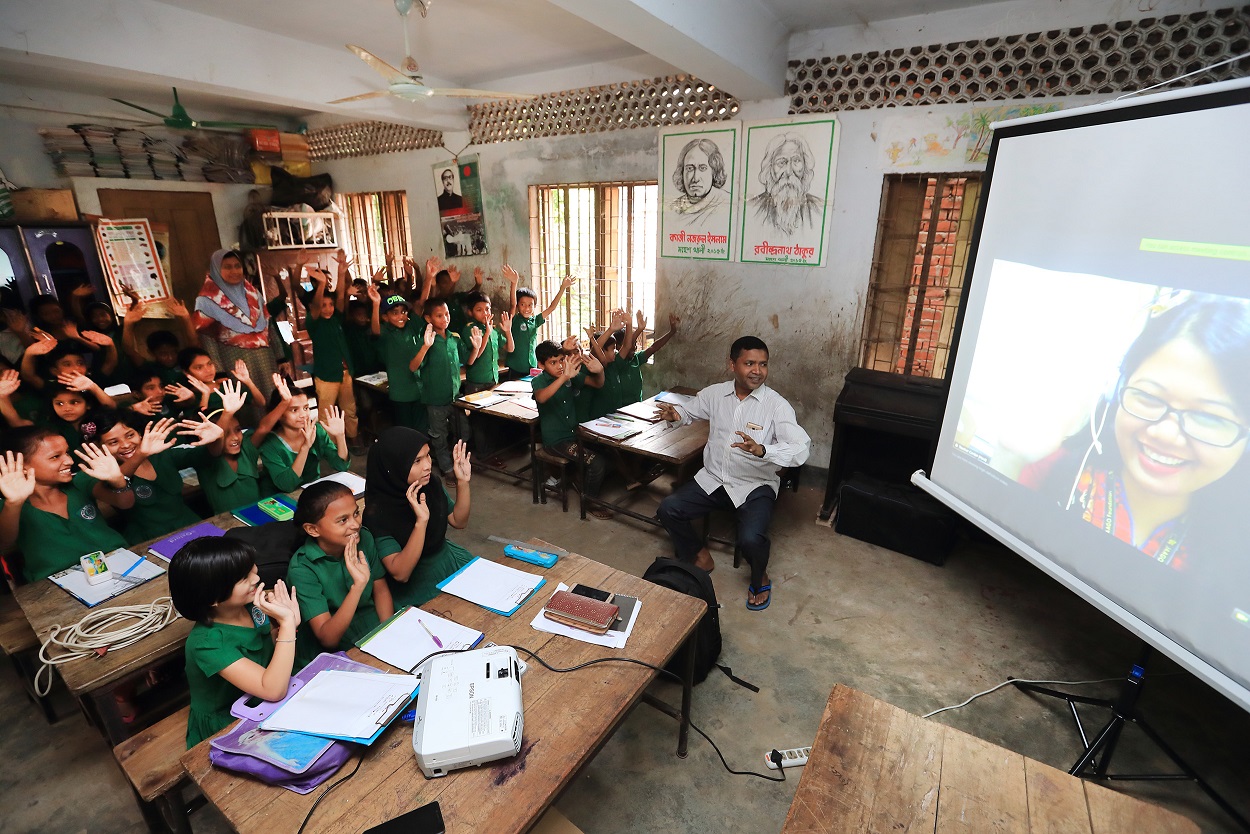 △KT의 화상회의 솔루션인 케이박스(K-Box)를 통해 학교에서 원격 교육을 받는 방글라데시 모헤시칼리섬 학생들/사진제공=KT