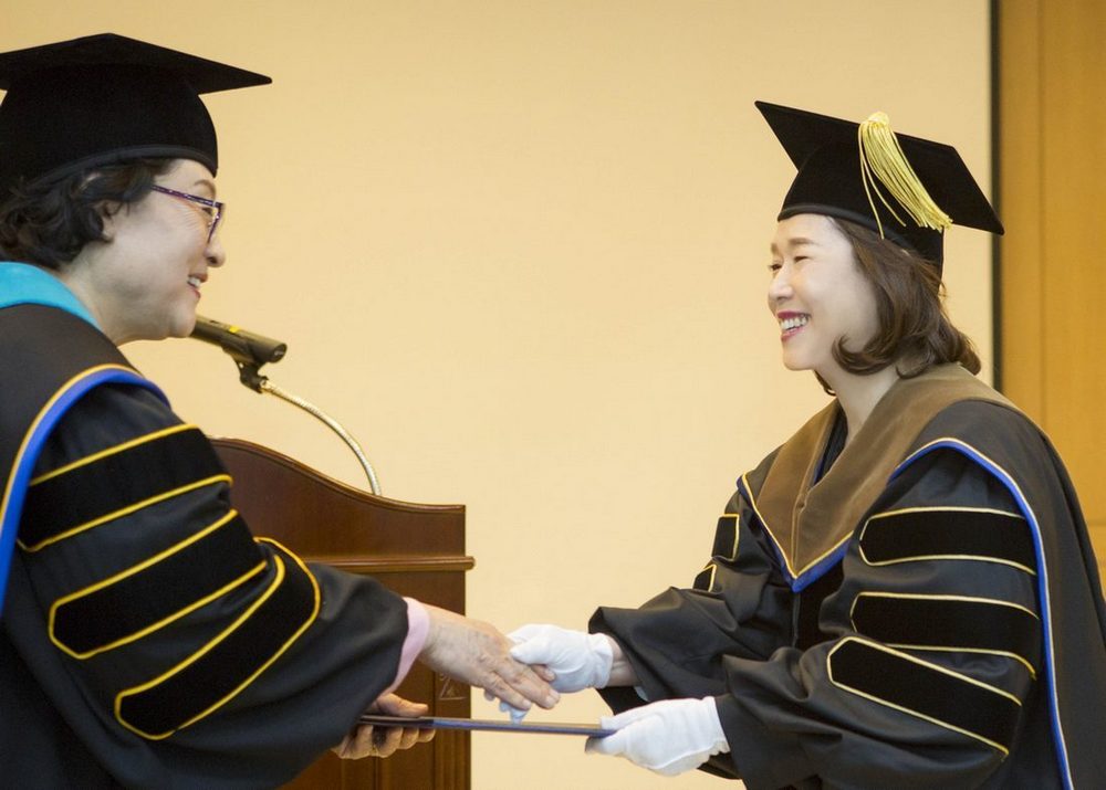 대신금융그룹 이어룡 회장이 28일 나주에 위치한 동신대학교에서 명예 경영학박사 학위를 수여받았다./ 사진=대신금융그룹