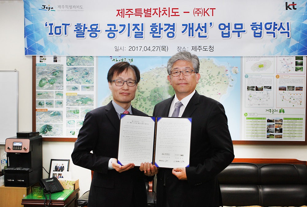 △김준근 KT GiGA IoT 사업단장(왼쪽)과 김양보 제주도 환경보전국장(오른쪽)이 IoT 활용 공기질 환경 개선 협약’ 체결 후 기념사진을 찍고 있다./사진제공=KT