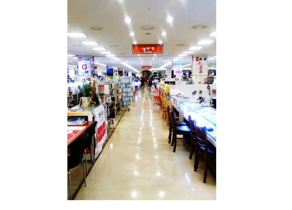 △ 신도림 테크노마트 9층에 자리한 이동통신 집단 상가. 보조금 대란 때와 사뭇 상반된 매장 분위기다. /김승한 기자