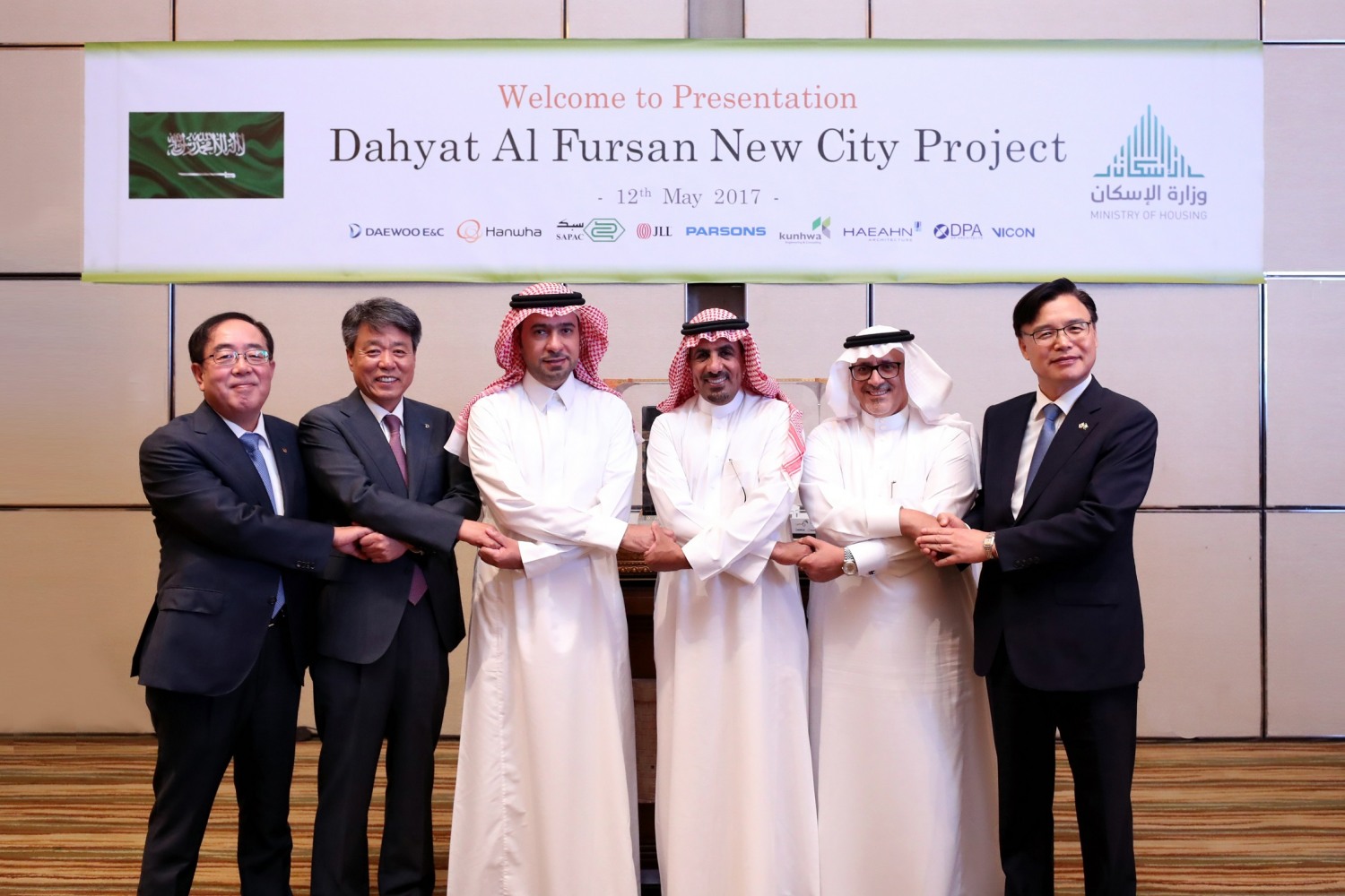 △왼쪽부터 최광호 한화건설 사장, 박창민 대우건설 사장, 마제드 알 호가일 사우디 주택부 장관, 술라이만 SAPAC 회장, 압둘라흐만 사우디 주택부 자문, 권평오 주사우디 대사 /사진제공=대우건설