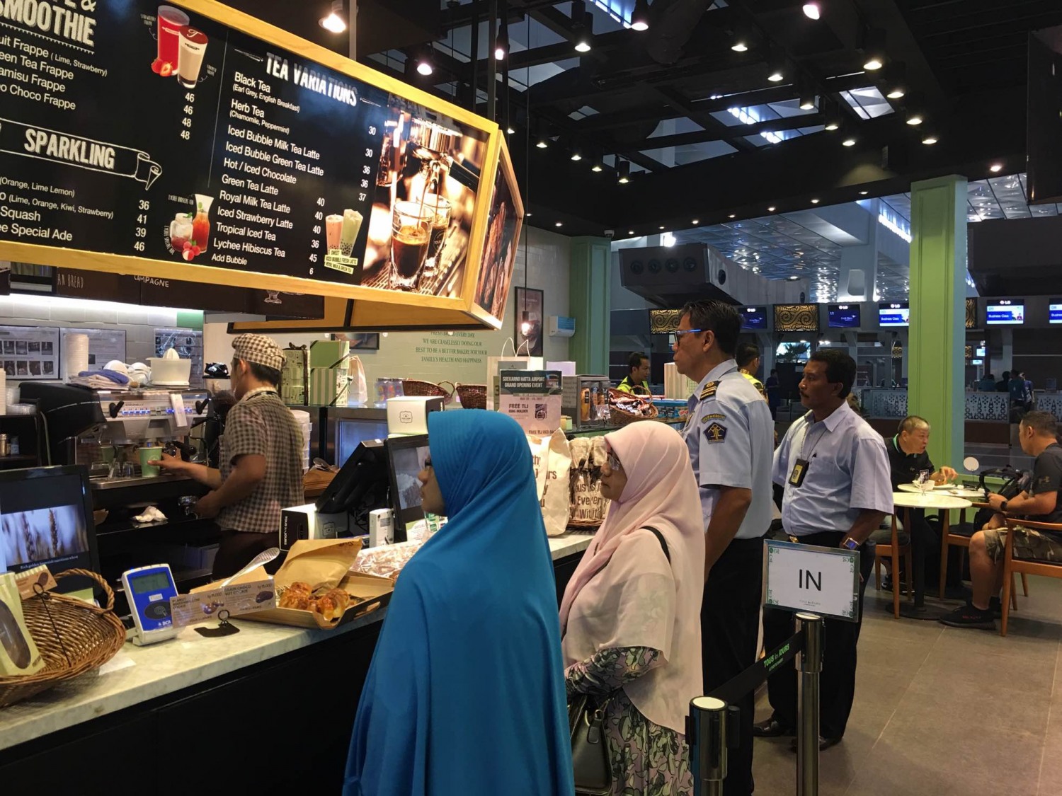 뚜레쥬르 수카르노하타공항점에서 현지 고객들이 줄을 서서 주문을 하고 있다. CJ푸드빌 제공