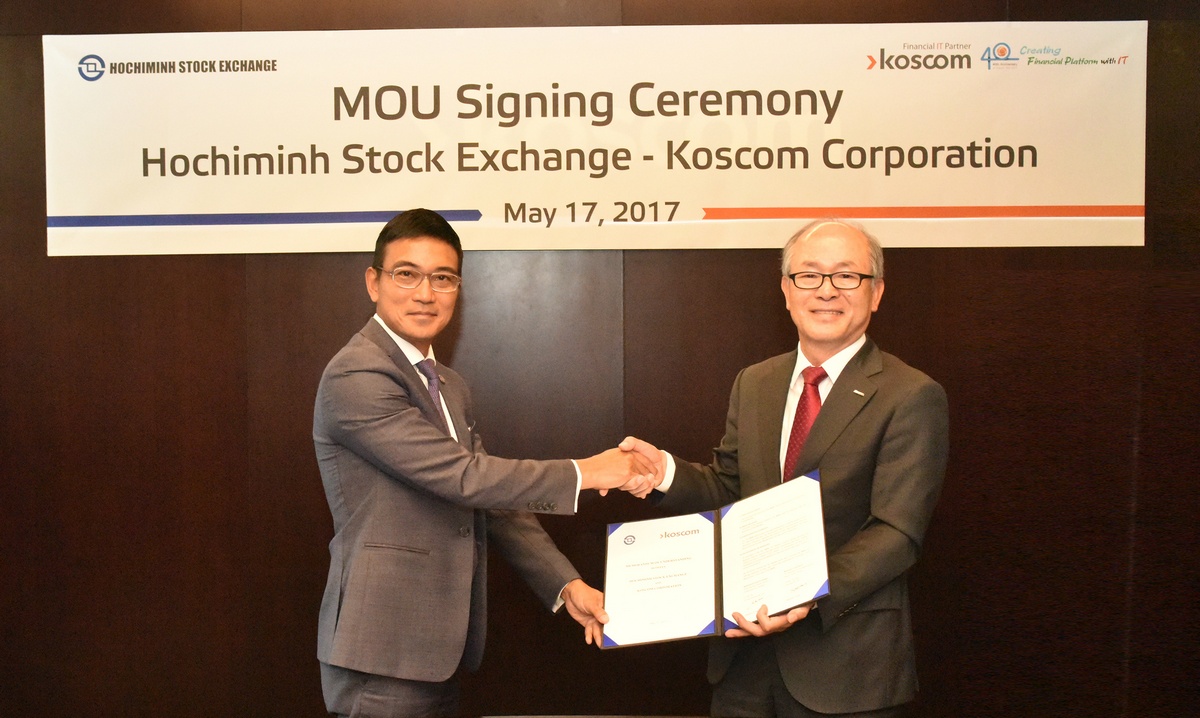 래 하이 짜(Le Hai Tra) 호치민거래소 사장과 정연대 코스콤 사장(오른쪽)이 17일 베트남 자본시장 금융IT 전문 합작회사 설립을 위한 업무협약(MOU)을 맺은 후 기념촬영하고 있다.