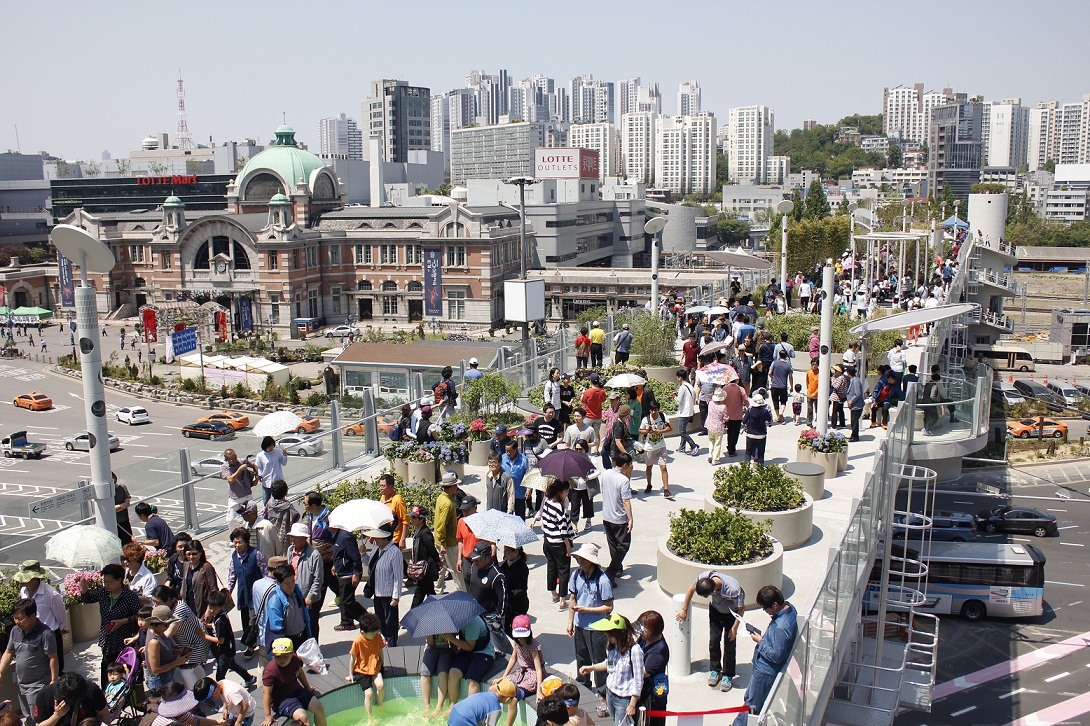 △개장 이틀째인 21일 찾은 ‘서울로 7017’ 많은 시민들이 산책을 즐기고 있다 /사진=김승한 기자