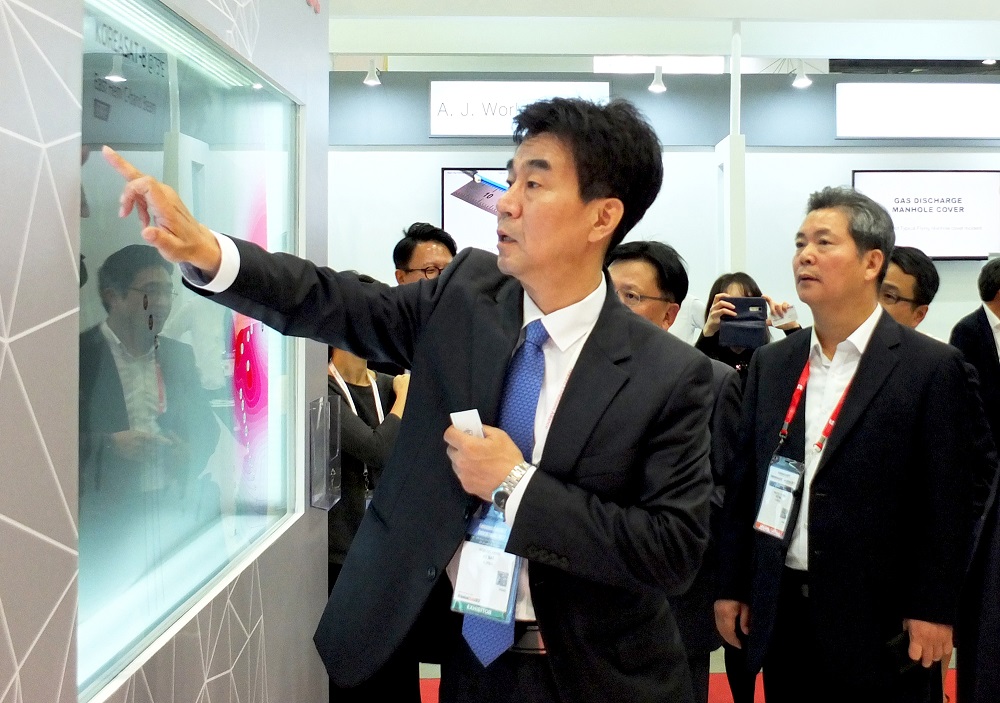 △한원식 KT SAT 대표이사가 부스를 방문한 관람객에게 KT SAT의 글로벌 커버리지를 설명하고 있다 /사진제공=KT SAT