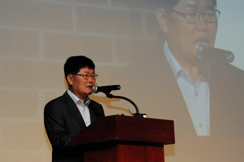 24일 서울 잠실롯데호텔에서 열린 ‘피츠 수퍼클리어’ 기자간담회에서 이재혁 롯데그룹 식품BU 부문장이 기자들의 질문에 답변하고 있다. 롯데주류 제공