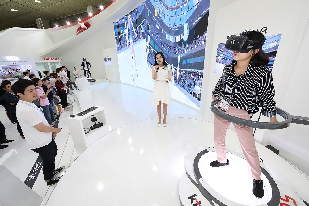 △KT의 '융합서비스' ZONE 전면에는 관람객들이 KT 5G 서비스를 다양한 동계 스포츠를 즐기며 실감나게 체험할 수 있는 VR기구들이 준비되어 있다. 사진은 관람객이 VR로 피겨스케이팅을 즐기고 있는 모습 /사진제공=KT