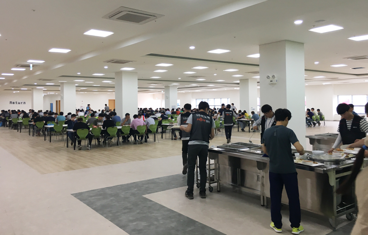 최근 오픈한 아워홈의 베트남 하이퐁 소재 LG이노텍 생산공장 내 베트남 1호 급식 사업장에서 직원들이 식사를 하고 있다. 아워홈 제공