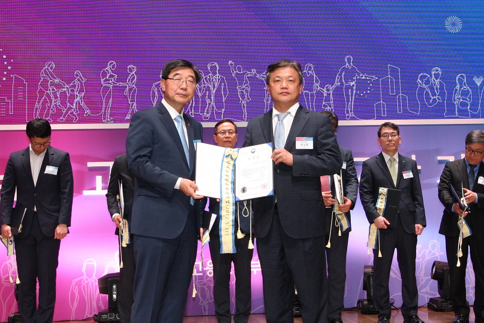 △장지호 KT DS 경영기획총괄 전무(오른쪽)와 이기권 고용노동부 장관(왼쪽) /사진제공=KT DS