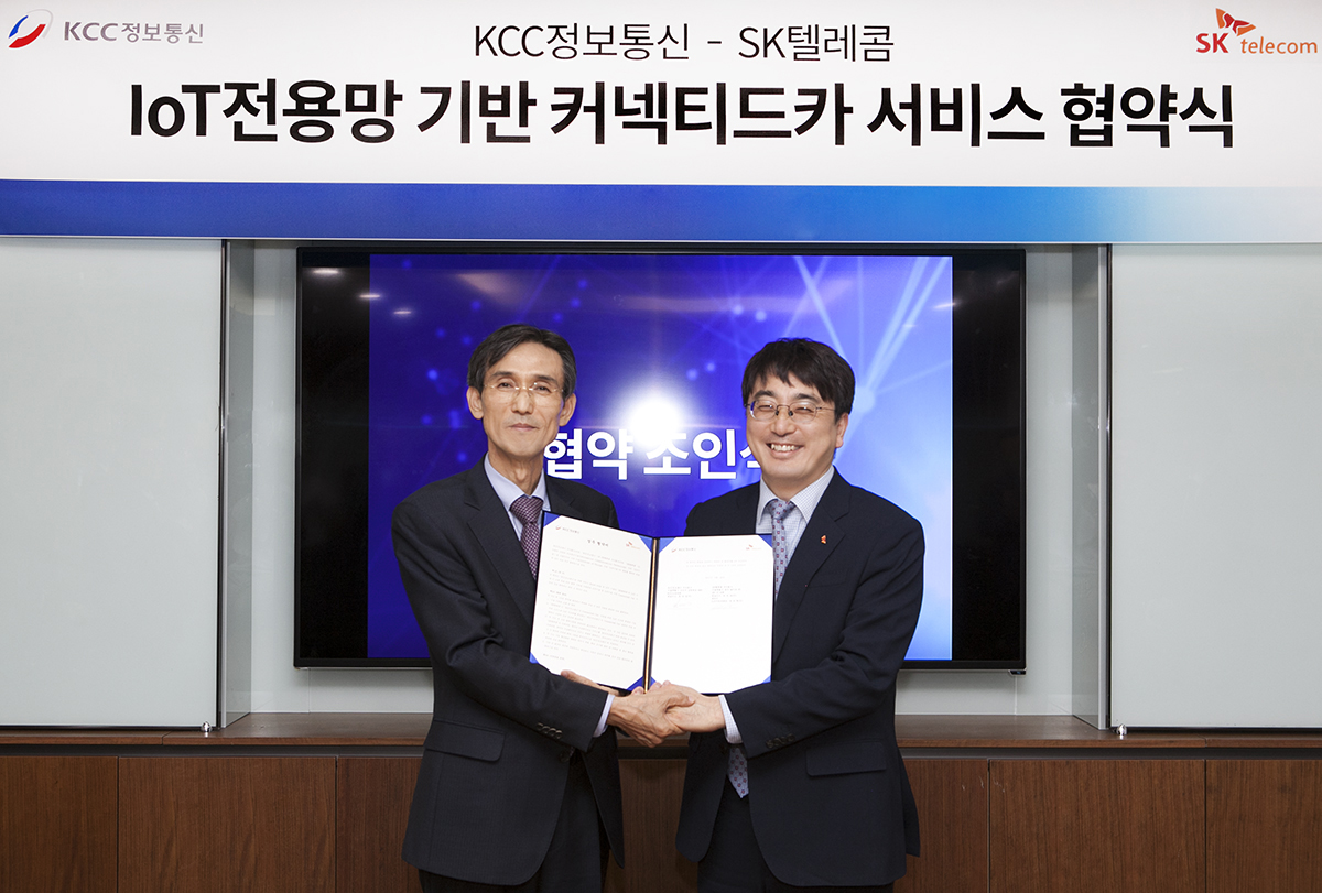 △차인혁 SK텔레콤의 IoT사업부문장(오른쪽)과 한정섭 KCC정보통신 대표이사(왼쪽)가 MoU 체결 후 기념촬영을 하고 있다 /사진제공=SK텔레콤