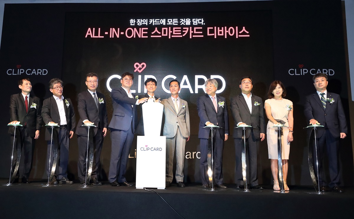 △김형욱 KT플랫폼사업기획실장(왼쪽 다섯 번째)을 비롯한 참석자들이 출시를 알리는 퍼포먼스를 하고 있다