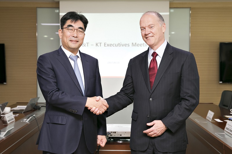 이동면 KT 융합기술원장과 존 도너반 AT&T 최고전략책임자가 KT 우면동 R&D센터 임원회의실에서 악수를 하고 있다 /사진제공=KT