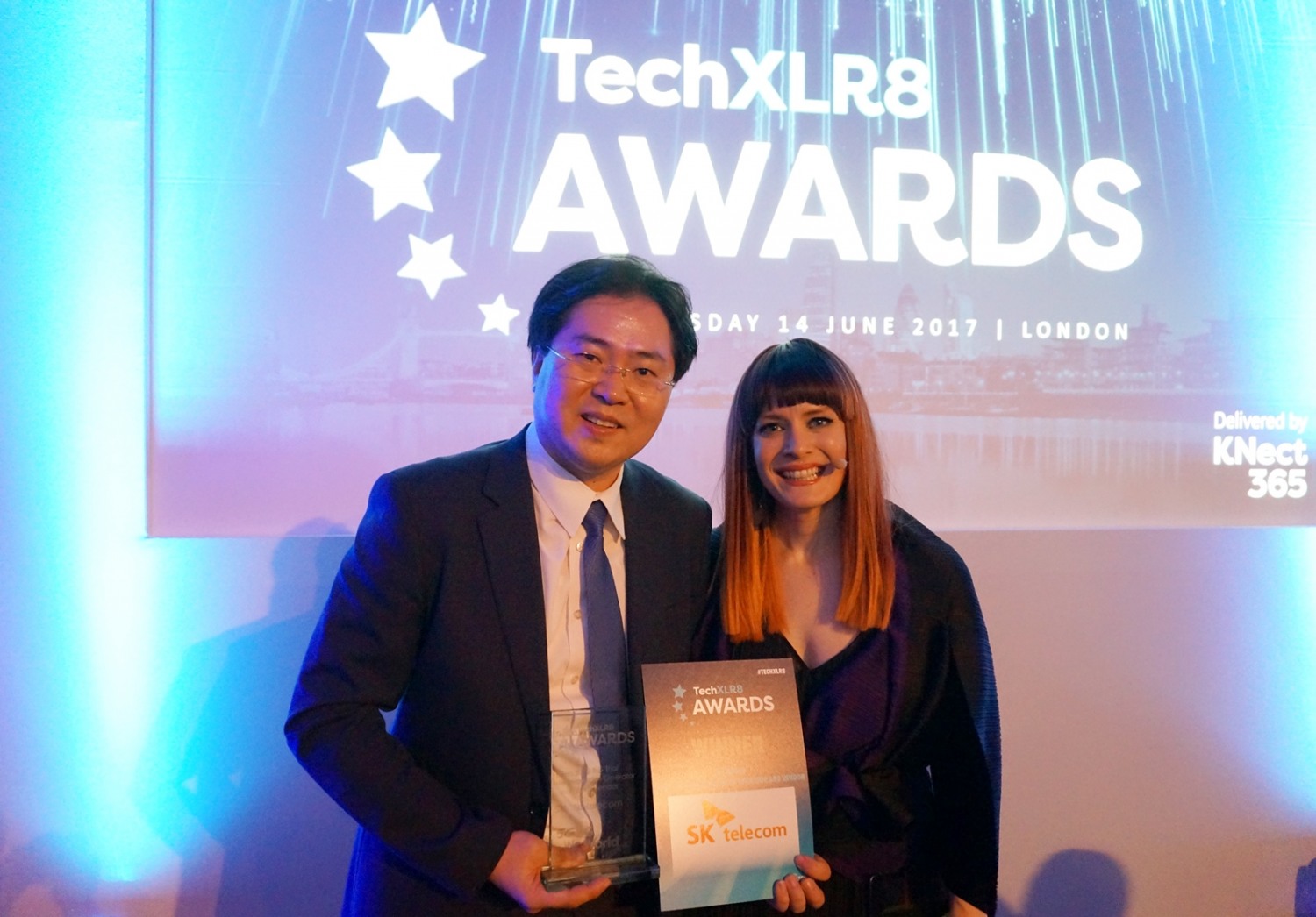 △조성호 SK텔레콤 5G Tech. Lab장이 14일(현지시각) 영국 런던에서 열린 글로벌 테크놀로지 어워드 ‘TechXLR8’에서 ‘협력사와의 최고 5G 구현’ 상을 받고, 기념 촬영을 하고 있다 /사진제공=SK텔레콤