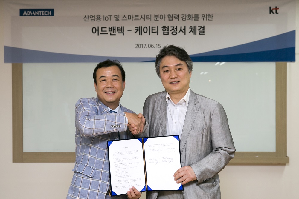 △이광묵 KT IoT사업전략담당 상무(오른쪽)와 정준교 어드밴텍 코리아 지사장이 업무협약을 체결 한 후 기념사진 촬영을 하고 있다 /사진제공=KT