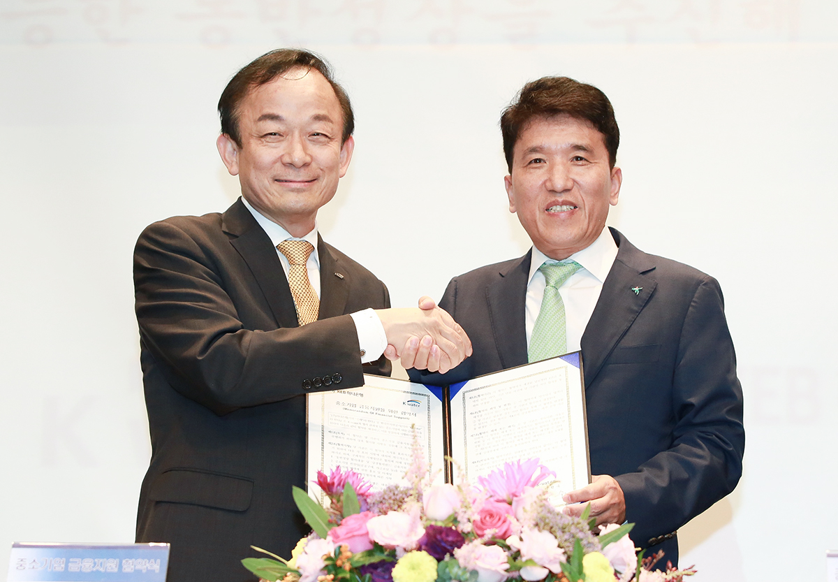 △함영주 KEB하나은행장(사진 오른쪽), 이학수 한국수자원공사 사장(사진 왼쪽)/사진=KEB하나은행