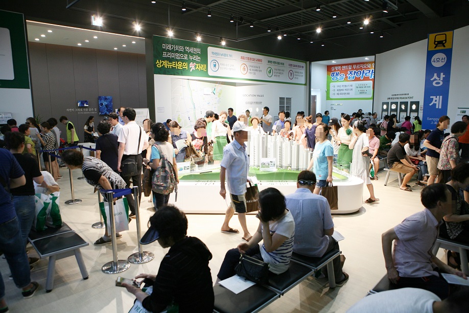 △상계역 센트럴 푸르지오 내방객 /사진제공=대우건설