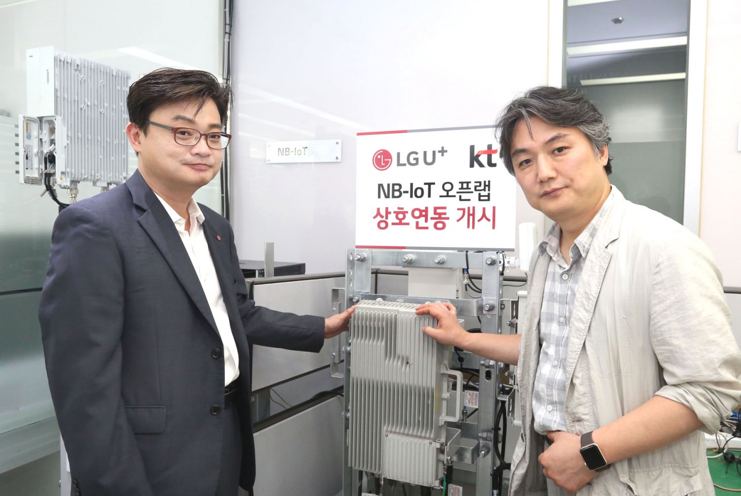 △김영만 LG유플러스 NB-IoT담당(왼쪽)과 이광욱 KT IoT사업전략담당 /사진제공=KT
