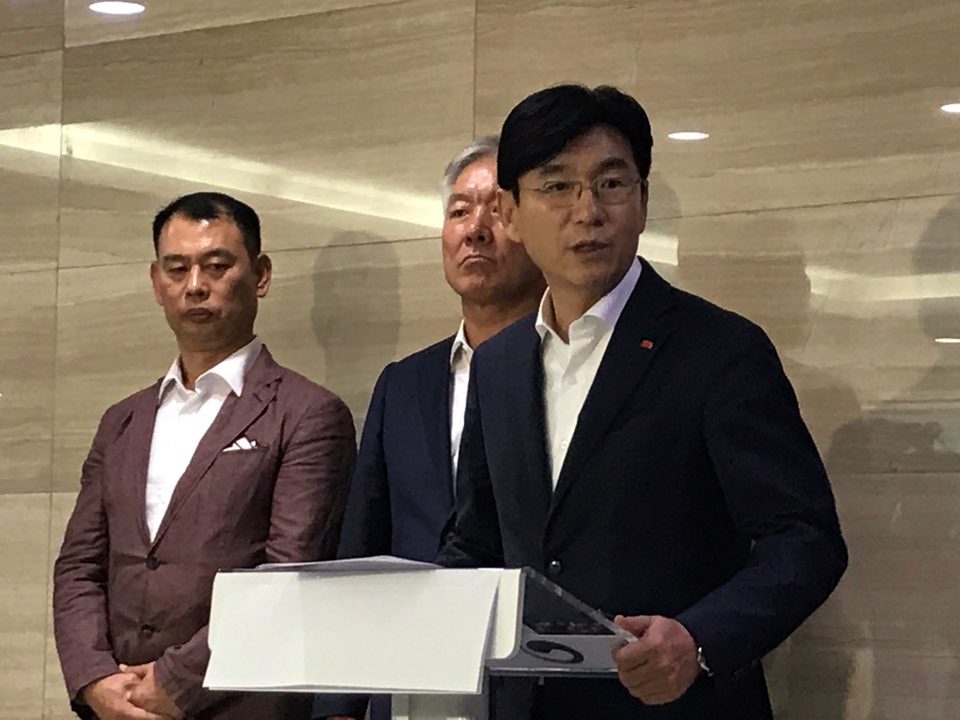 19일 오전 서울 여의도 중소기업중앙회에서 열린 ‘프랜차이즈산업 현안’ 관련 기자회견에서 박기영 한국프랜차이즈협회장이 기자들의 질문에 답하고 있다. 신미진기자