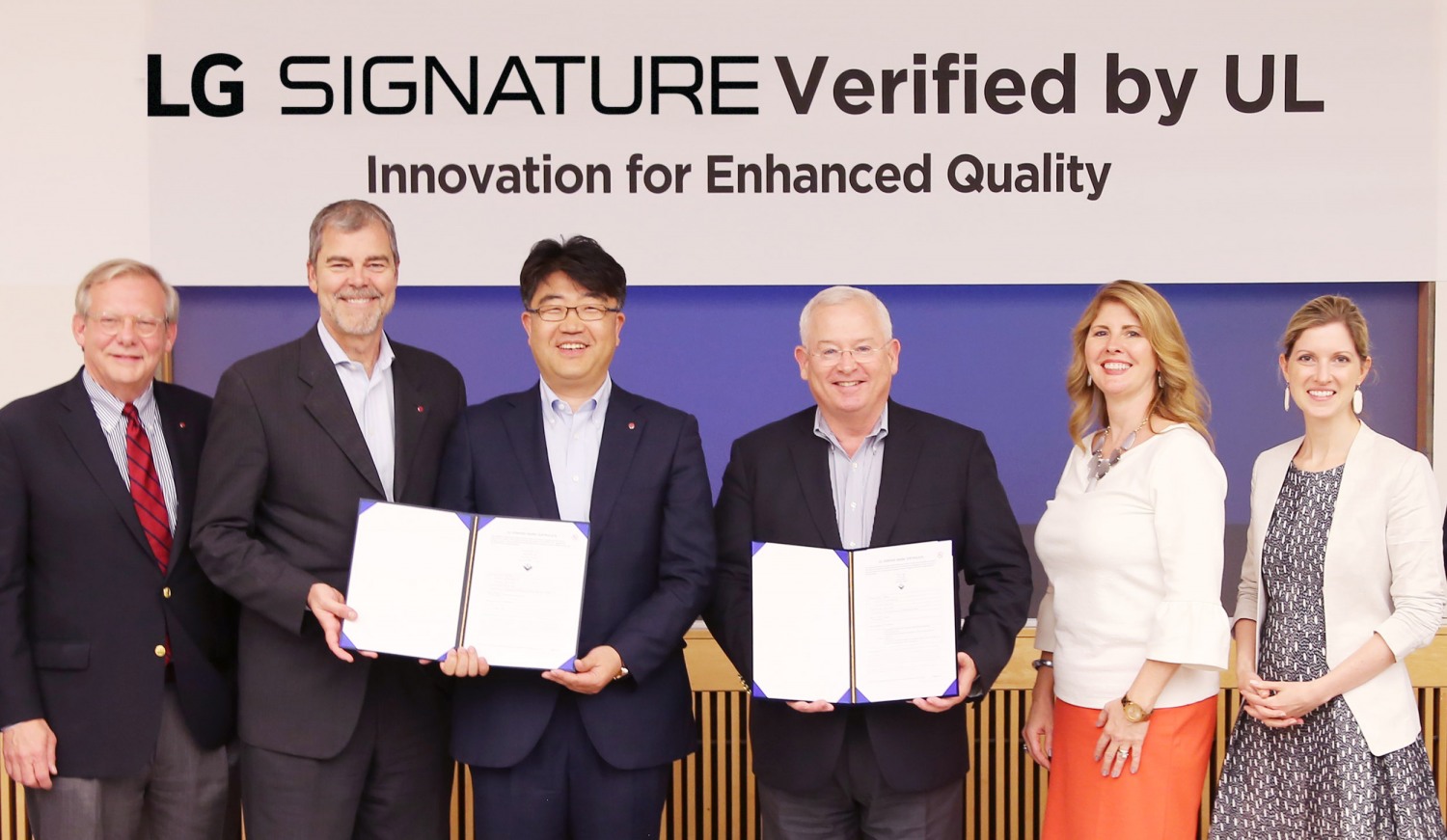 △(왼쪽에서 두번째부터) 데이비드 반더월 LG전자 미국법인 마케팅담당 부사장, 김봉석 제품시험연구소장, 테리 브래디 UL 커머셜 및 법무 총괄 /사진제공=LG전자