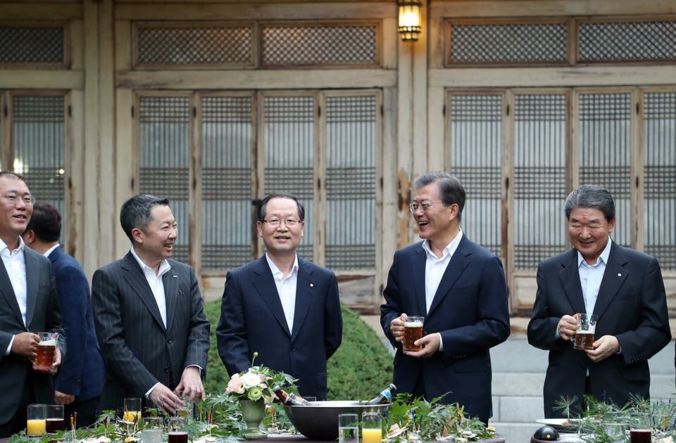 27일 오후 청와대 상춘재에서 열린 ‘문재인 대통령-기업인 대화’에서 문 대통령과 참석자들이 소상공인 수제맥주를 들고 대화를 나누고 있다. (좌측부터) 정의선 현대자동차 부회장, 박정원 두산 회장, 금춘수 한화 부회장, 문 대통령, 구본준 LG 부회장. 사진= 청와대 공식 페이스북