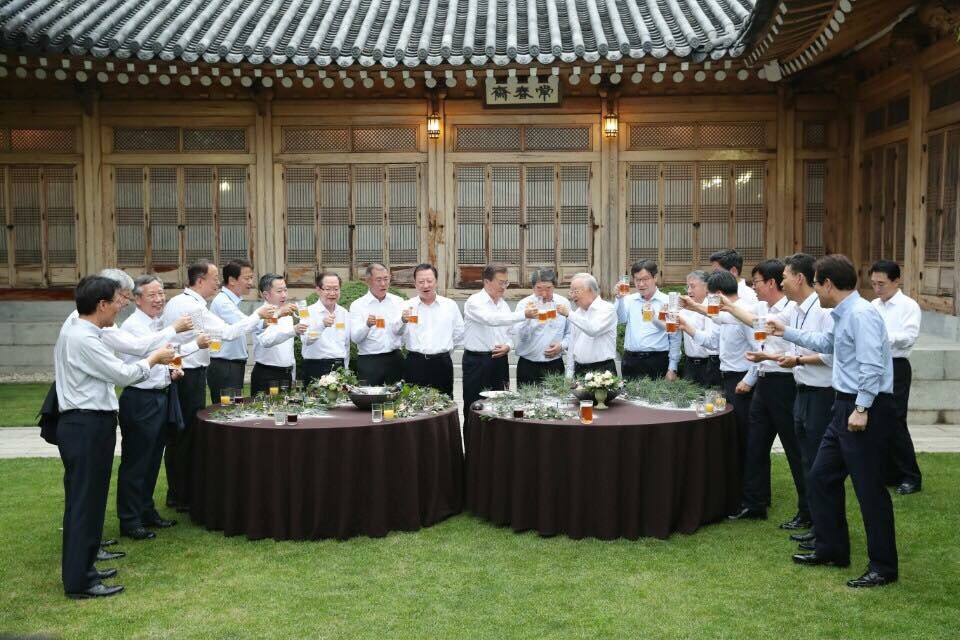 27일 오후 청와대 상춘재에서 열린 ‘문재인 대통령-기업인 대화’에서 문 대통령이 주요 참석자들과 함께 소상공인 수제맥주로 건배를 하고 있다. 사진=청와대 공식 페이스북