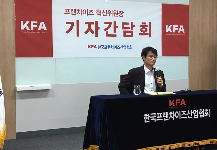10일 오전 서울 서초구 한국프랜차이즈산업협회 대회의실에서 열린 ‘프랜차이즈 혁신위원장 기자간담회’에서 최영홍 프랜차이즈 위원장이 발언을 하고 있다. 신미진 기자