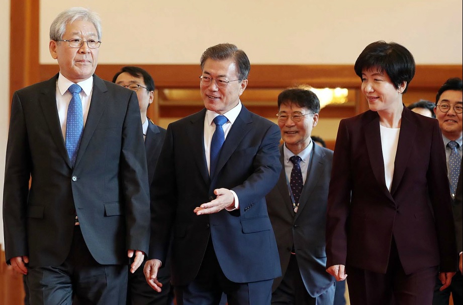 △14일 문재인 대통령이 김영주 고용노동부 장관(오른쪽)과 김 장관의 배우자 민긍기 교수(왼쪽)와 함께 간담회장으로 향하고 있다 /사진제공=청와대