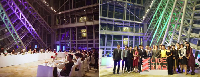 ▲사진:린린 CIBE 대표 이사와 브이에이그룹 장백산 대표가 저녁 만찬에 참석한 각 기업 대표단들과 만찬 후 CIBE 로고 앞에서 기념 사진 촬영을 하고 있다.