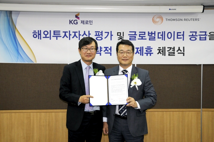 KG제로인과 톰슨로이터가 지난 13일 전략적 업무 제휴를 체결했다.(사진 왼쪽)KG제로인 김병철 대표이사, 톰슨로이터코리아 김석준 대표이사.