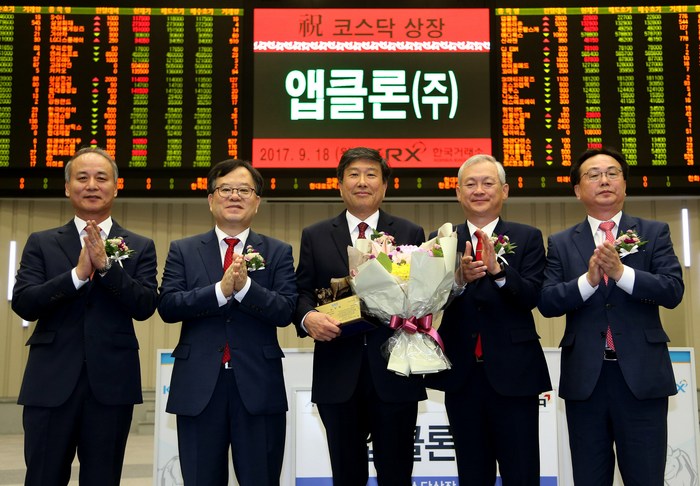 한국거래소 코스닥시장본부는 18일 오전 서울사옥 홍보관에서 항체의약품 개발 및 제조업체인 앱클론의 코스닥시장 신규상장기념식을 개최했다. (왼쪽부터)최규준 한국IR협의회 부회장, 김재준 한국거래소 코스닥시장위원회 위원장, 이종서 앱클론 대표이사, 정영채 NH투자증권 IB사업부 대표, 송윤진 코스닥협회 부회장.