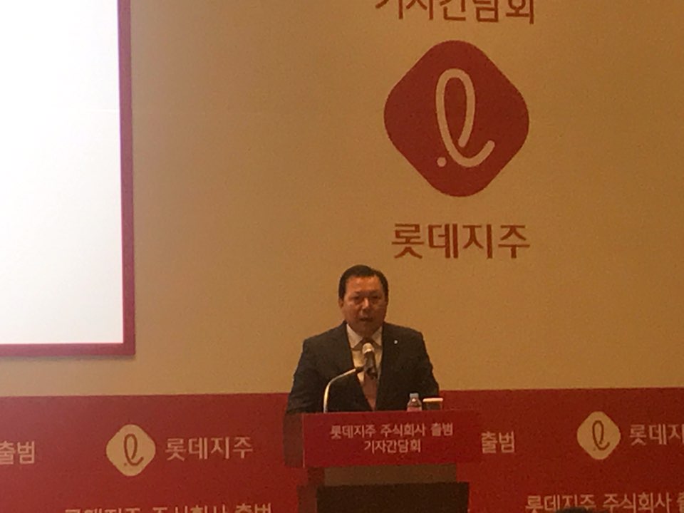 12일 서울 잠실롯데월드타워에서 열린 롯데지주 주식회가 기자간담회에서 황각규 롯데지주 대표가 인사말을 전하고 있다. 신미진 기자