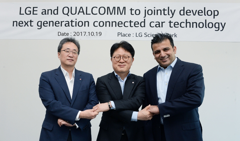 △(왼쪽부터) 김진용 LG전자 스마트사업부장(부사장), 안승권 CTO부문 사장, 나쿨 두갈 퀄컴 자동차사업총괄 부사장 /사진제공=LG전자