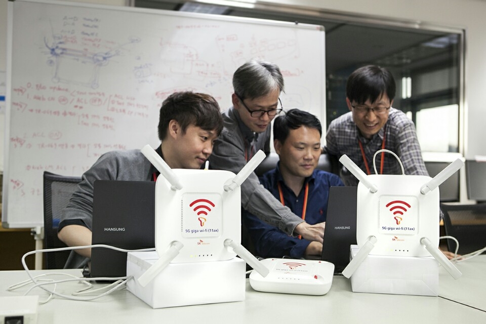 △SK텔레콤 연구원들이 차세대 와이파이를 시연하고 있다 /사진제공=SK텔레콤