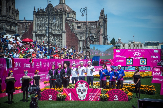 ‘2017 현대세계양궁선수권대회’ 리커브 여자 단체전에서 우승을 차지해 시상대에 오른 대한민국 선수들(오른쪽부터 장혜진, 최미선, 강채영 선수)과 멕시코(좌), 대만(우)선수들의 모습.사진=현대자동차.