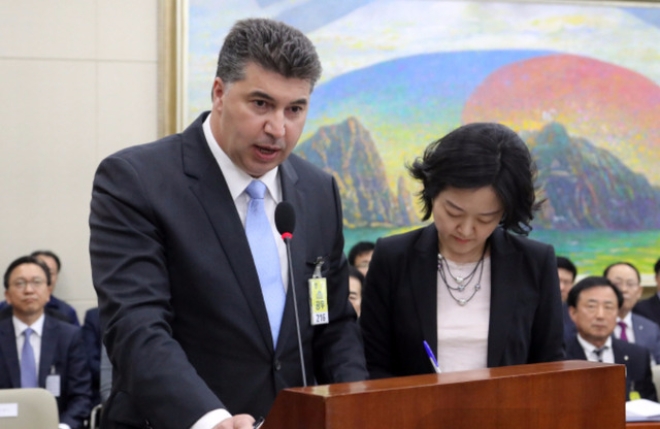 23일 카젬 제임 사장이 서울 여의도 국회에서 열린 정부위원회 국정감사에 증인으로 출석해 지상욱 바른정당 의원으로부터 한국지엠의 매각·철수 여부에 대해 질문을 받고 있는 모습.