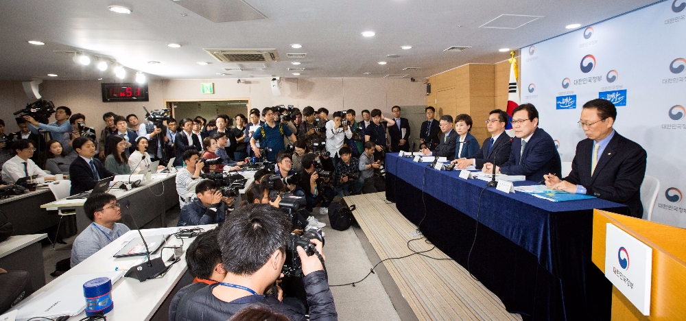 △최종구 금융위원회 위원장과 최흥식 금융감독원장 등이 가계부채종합대책을 발표하고 있다./사진=금융위원회