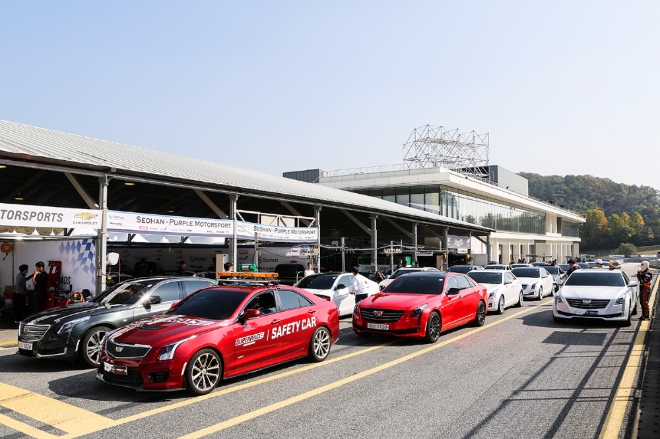 27일 용인 스피드웨이에서 캐딜락 차량의 강력한 퍼포먼스를 직접 느껴볼 수 있도록 마련된 ‘2017 캐딜락 드라이빙 익스피리언스’를 성황리에 진행했다. 사진=캐딜락.