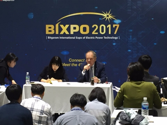 1일 ‘빛가람 국제 전력기술 엑스포(BIXPO·빅스포)’에서 돈 탭스콧(Don Tapscott) 탭스콧그룹 최고경영자(CEO)가 '4차 산업혁명 시대의 블록체인과 에너지산업의 전망 대해 강연을 하고있다. 사진=유명환 기자.