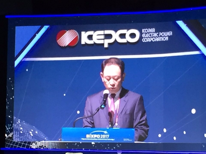 2일 김동석 한국전력 신성장기술본부장이 광주 김대중컨벤션센터에서 열린 글로벌 종합에너지박람회 ‘BIXPO’에서 EPRI TI SUMMIT는 올해 전력에너지 산업분야 등에 대해 설명하고 있다. 사진=유명환 기자.
