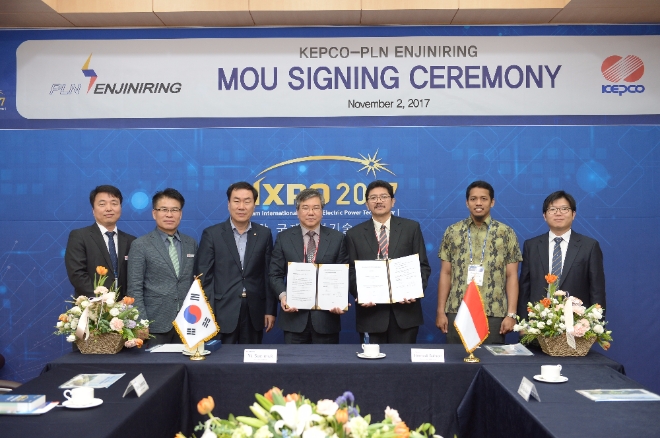 2일 한국전력이 ‘2017년 빛가람 국제 전력기술 엑스포(Bitgaram International Exposition of Electric Power Technology, 이하 BIXPO)에서 한국전력과 인도네시아 PLN 엔지니어링이 기술 MOU를 체결했다. 사진=유명환 기자.