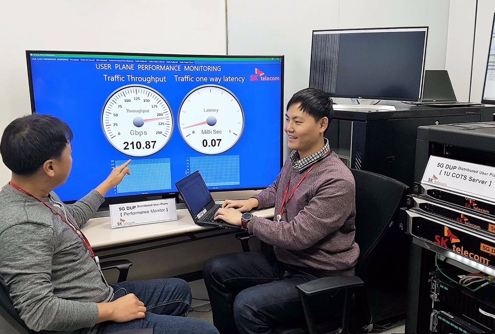 △SK텔레콤 연구원들이 분당 소재 네트워크 기술원에서 LTE 대비 10배의 트래픽을 처리할 수 있는 기술을 도입한 5G 네트워크 장비를 시연하고 있다 /사진=SK텔레콤
