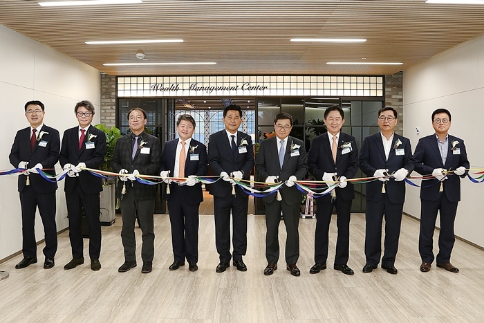 하나금융투자는 지난 6일 국내 롯데월드타워 12층에 롯데월드타워WM센터를 오픈했다. (왼쪽부터)김성엽 하나은행WM사업단 본부장, 전병국 하나금융투자 CLUB1본부 본부장, 롯데월드타워WM센터 손님, 롯데월드타워WM센터 손님, 이만수 하나금융투자 롯데월드타워WM센터 센터장, 이봉철 롯데지주 부사장, 이진국 하나금융투자 대표이사, 박현철 롯데물산 대표이사, 이광영 롯데자산개발 대표이사./지료=하나금융투자