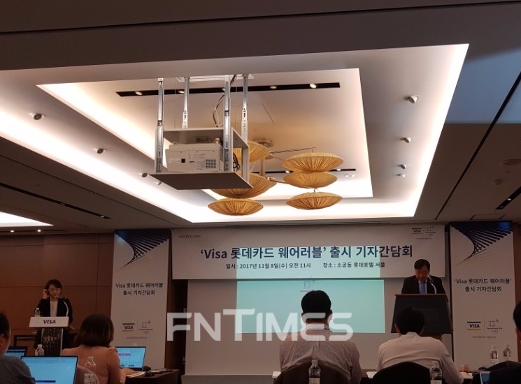 △이희범 평창동계올림픽 조직위원회 위원장이 '비자-롯데카드 웨어러블' 출시 기자간담회에서 축사를 하고 있다.