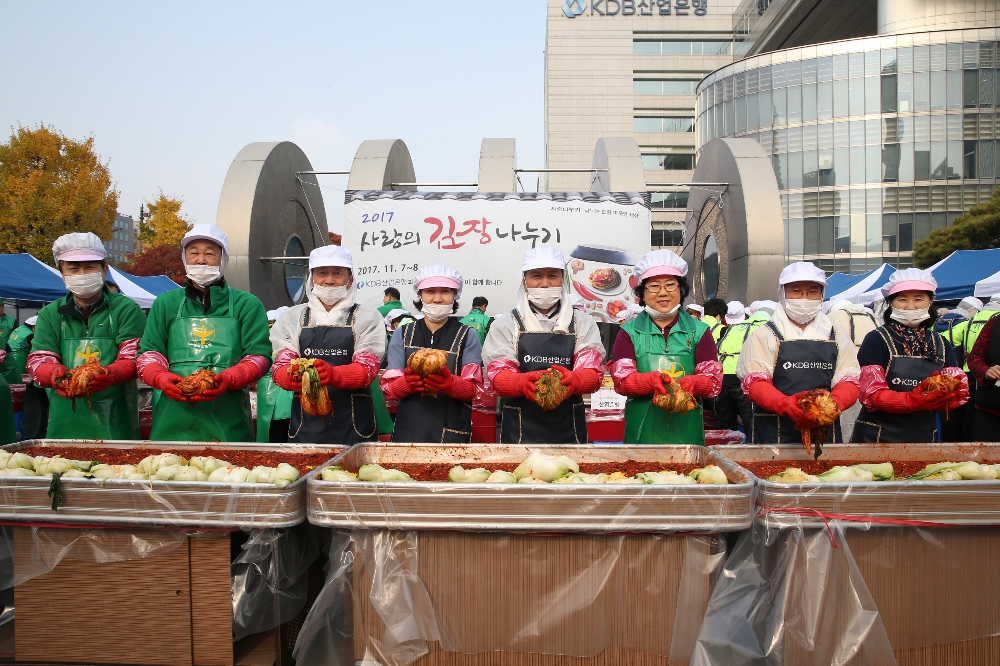 △8일 서울 여의도 산업은행 본점 KDB공원에서 산업은행 신형철 감사, 산업은행 이대현 수석부행장 등이 사랑의 김장 나누기 행사에 참여하고 있다./ 사진=산업은행 제공