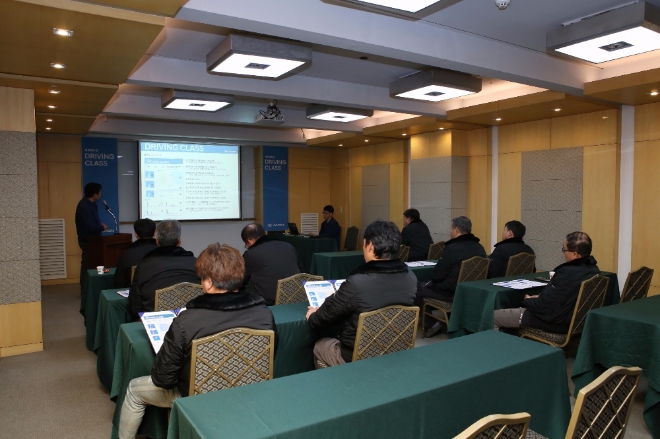 ‘상용차 데이터 모니터링 시스템(CVDMS)’을 통해 집계된 데이터를 바탕으로 이론 교육을 실시하고 있는 모습. 사진=현대자동차.