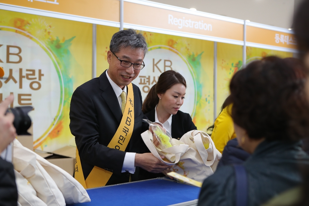 △허인 KB국민은행장 내정자가 평생사랑 콘서트에 참석한 고객들에게 웰컴 패키지 물품을 전달하고 있다./사진=국민은행 제공
