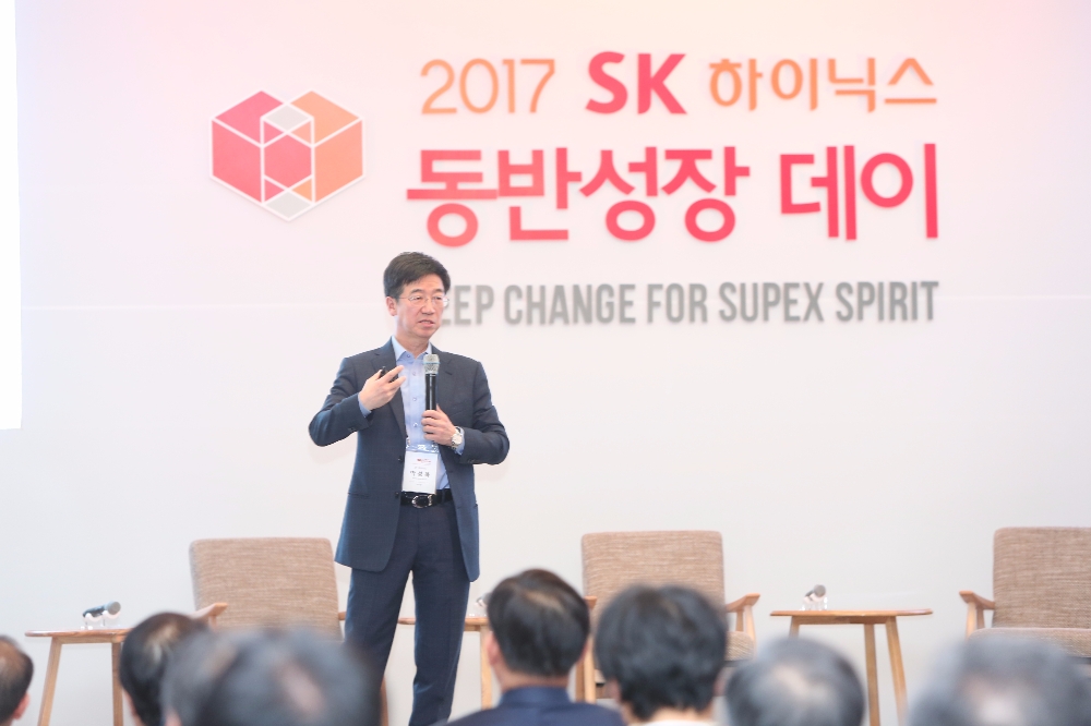 △박성욱 SK하이닉스 부회장이 2017 동반성장데이에서 61개 협력사 대표들에게 인사말을 하고 있다