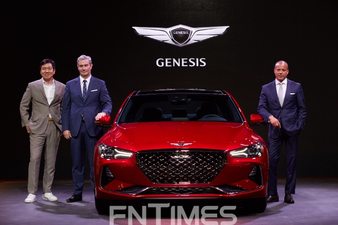 ‘G70’ 차량과 함께 (왼쪽부터) 현대스타일링담당 이상엽 상무, 현대디자인센터 루크 동커볼케 전무, 제네시스사업부 맨프레드 피츠제럴드 전무와 모습. 사진=현대자동차.
