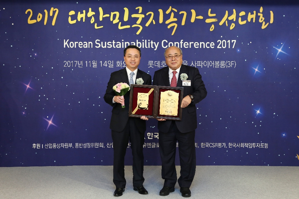 △조성하 신한카드 부사장(왼쪽)이 한국표준협회 백수현 회장으로부터 기념패를 전달받고 있다./사진=신한카드
